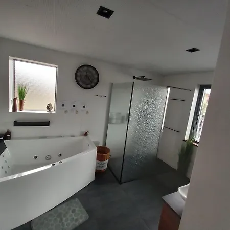 Leons House Apartament *